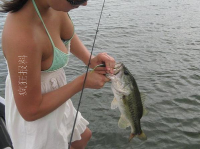 [美女愛釣魚]美女也來釣魚,內急了怎么辦?
